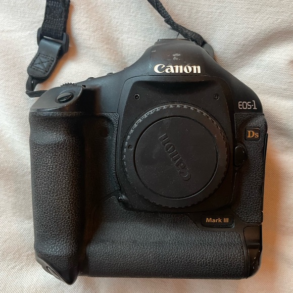Canon EOS-1Ds Mark III Black Digital Camera - Picture 1 of 9